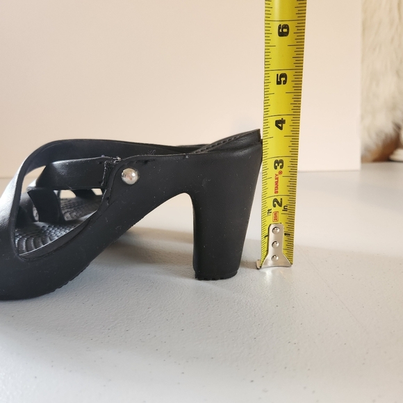 Crocs Cyprus V Sandal Size 5 Block Heel Mule Black Rubber Strappy Heels Shoes - Picture 7 of 7